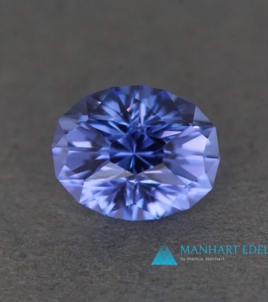 Ovaler blauvioletter Edelstein mit fein aufgebautem Facettenmuster, geschliffen in unserer Werkstatt