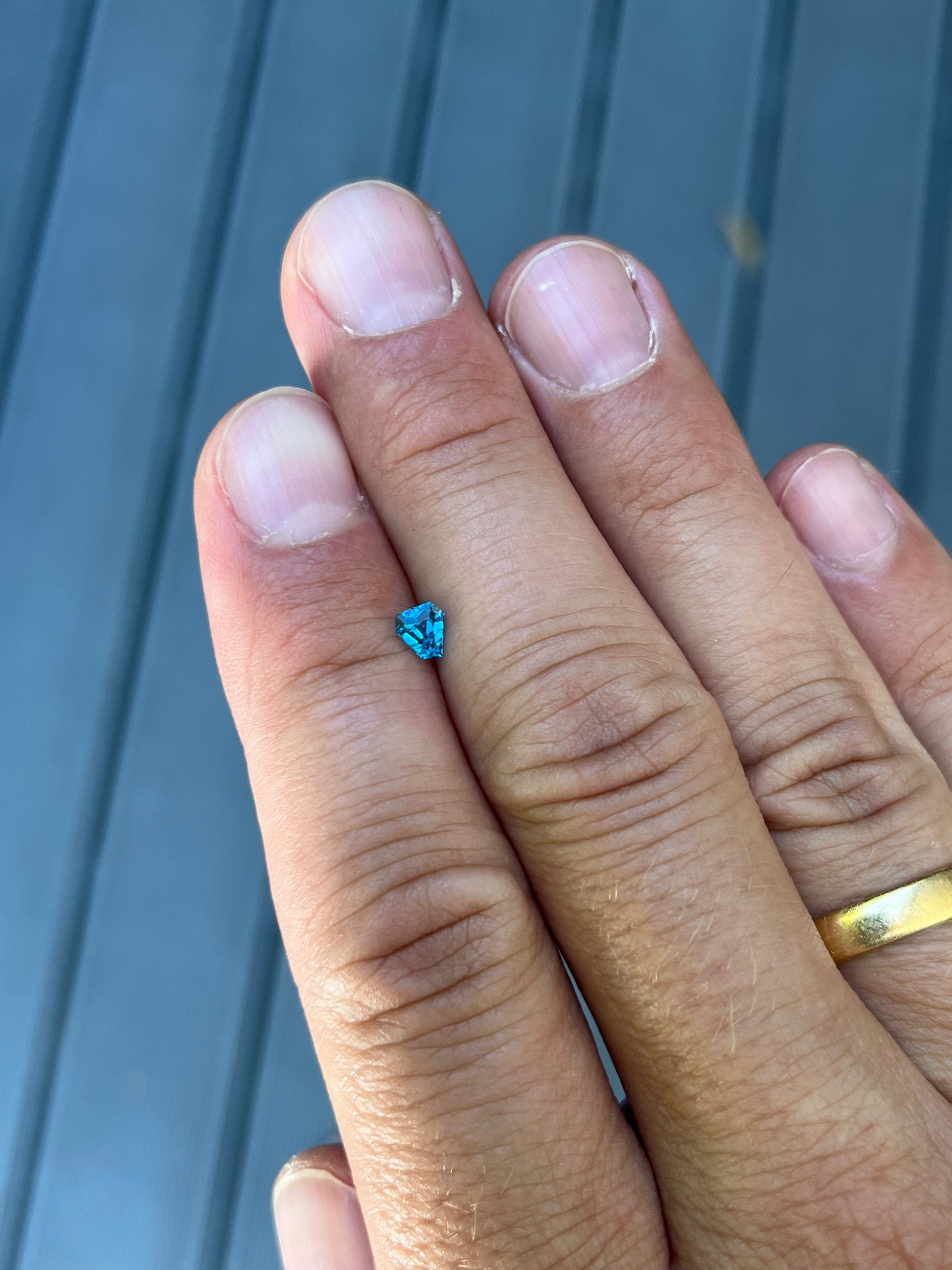 Hauyn 0,32 ct im Fantasieschliff, weitere Ansicht