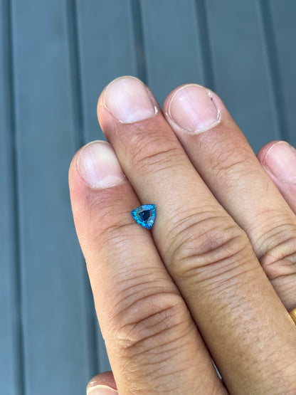 Hauyn 0,51 ct im Trilliantschliff, weitere Ansicht