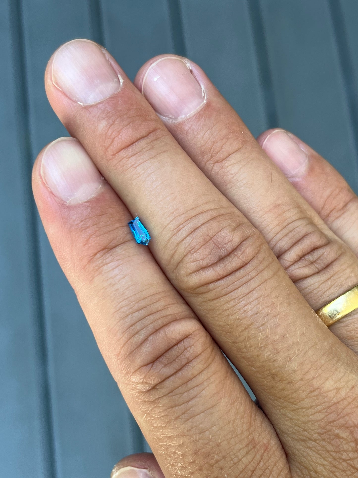 Hauyn 0,29 ct im Fantasieschliff, weitere Ansicht