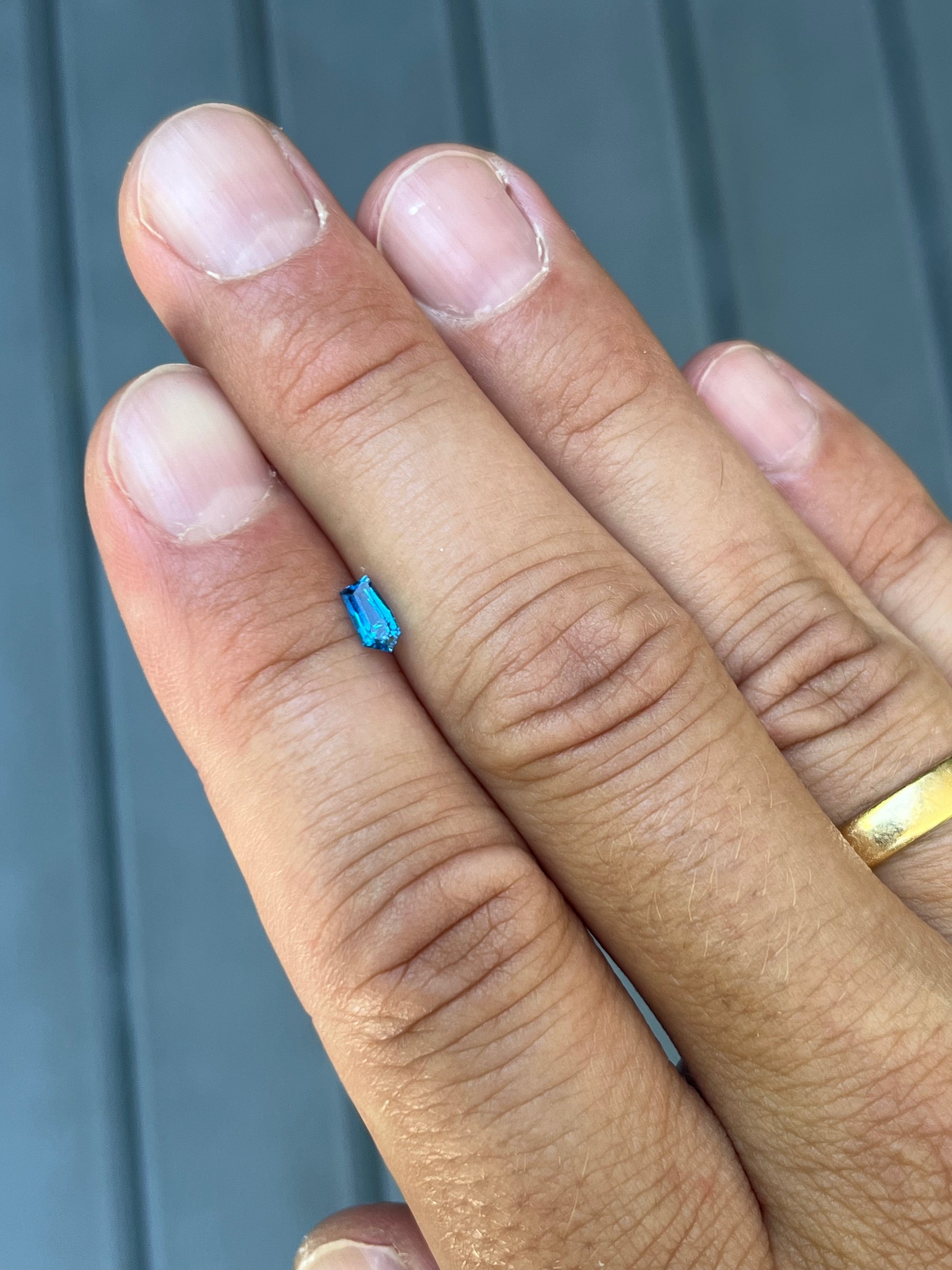 Hauyn 0,29 ct im Fantasieschliff, weitere Ansicht