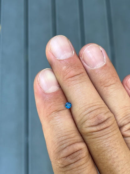 Hauyn 0,14 ct im Rundschliff, weitere Ansicht