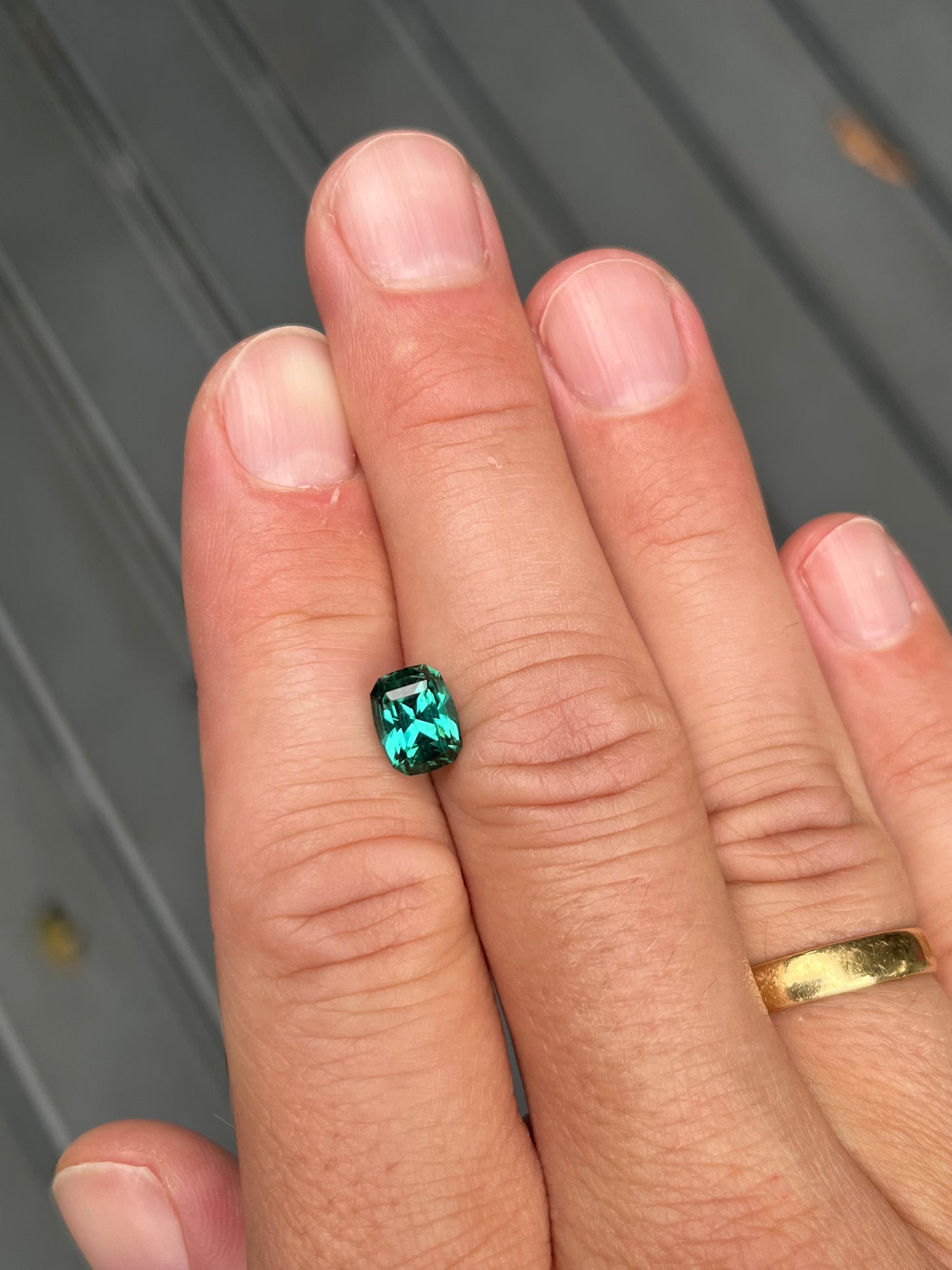 Lagoon-Turmalin 2,33 ct im Kissenschliff, weitere Ansicht