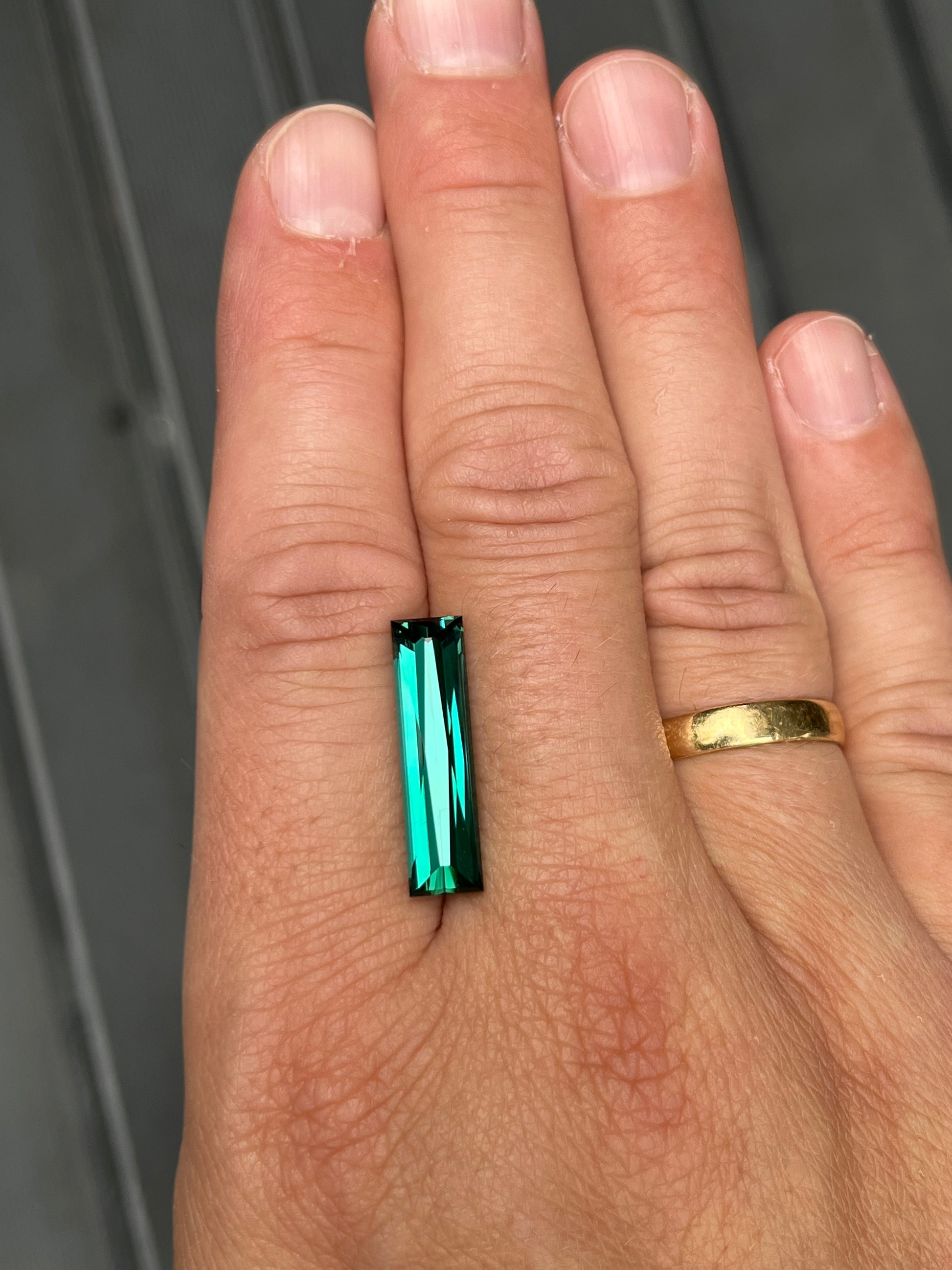 Lagoon-Turmalin 8,76 ct als Fancy Baguette, weitere Ansicht