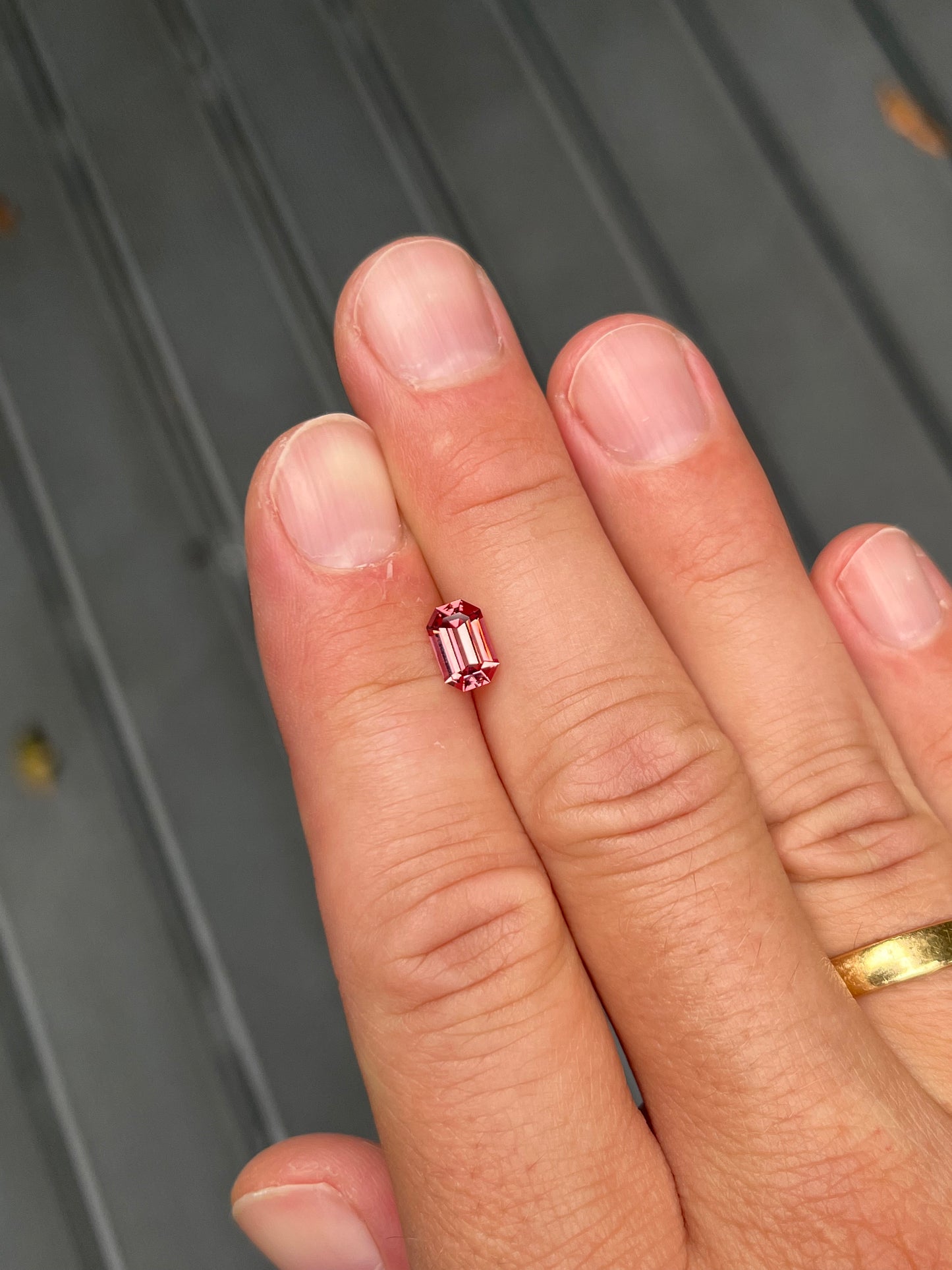 Spinell 1,29 ct im Fancy Smaragdschliff, weitere Ansicht