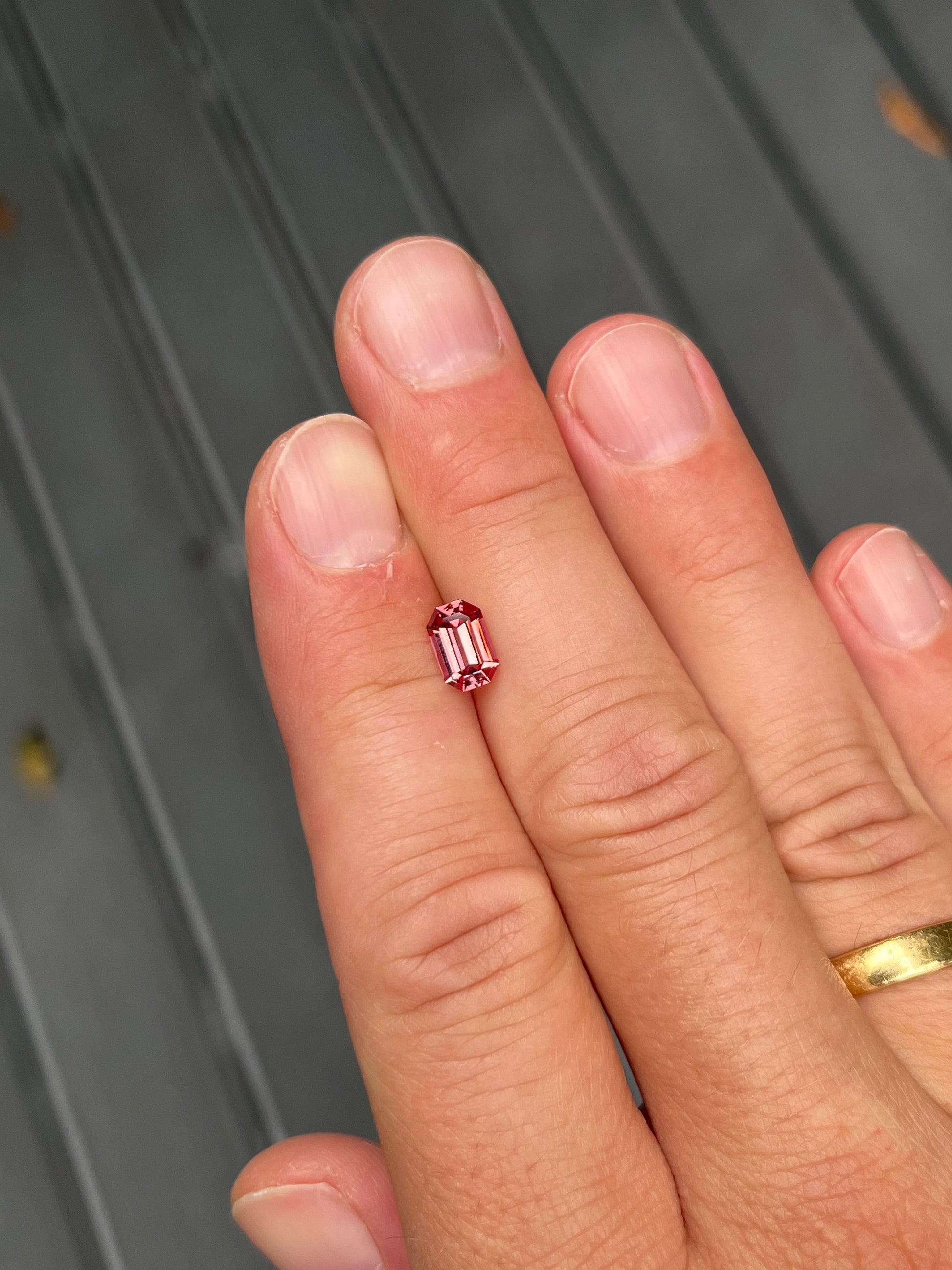 Spinell 1,29 ct im Fancy Smaragdschliff, weitere Ansicht