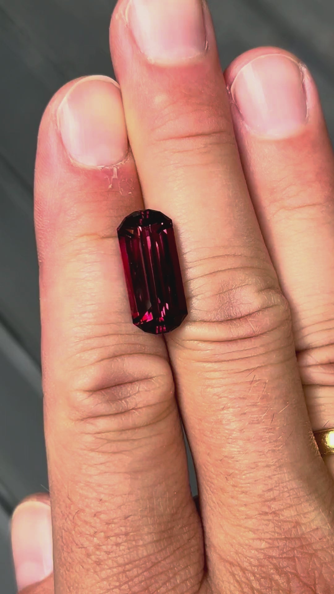 Vinhedo, Turmalin 10,78 ct, auf der Hand gedreht