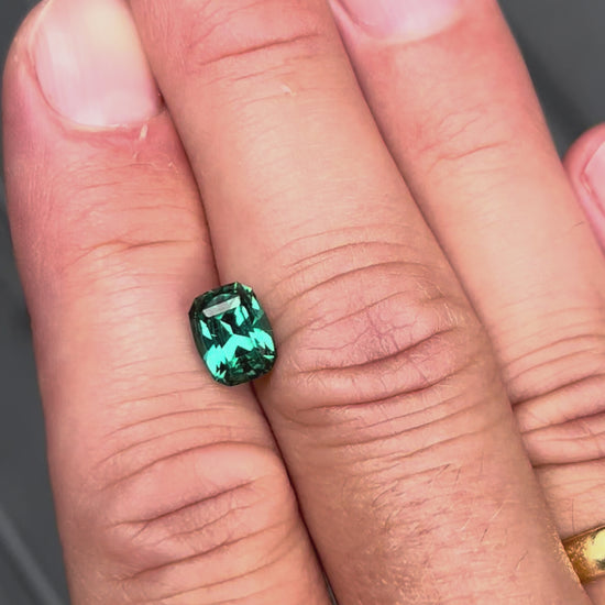 Video: Lagoon-Turmalin 2,33 ct im Kissenschliff in Bewegung