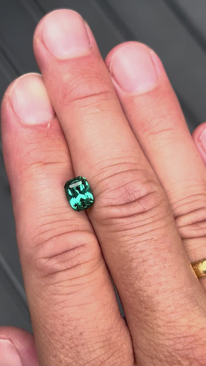 Video: Lagoon-Turmalin 2,33 ct im Kissenschliff in Bewegung