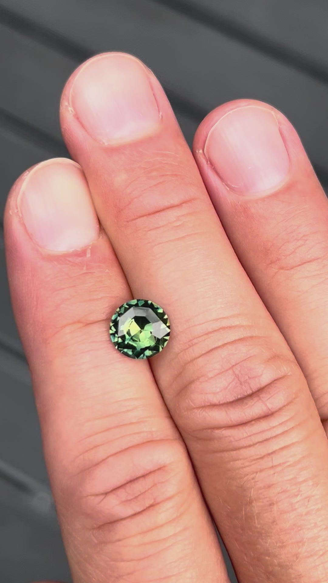 Video: Saphir 2,82 ct im Rundschliff in Bewegung