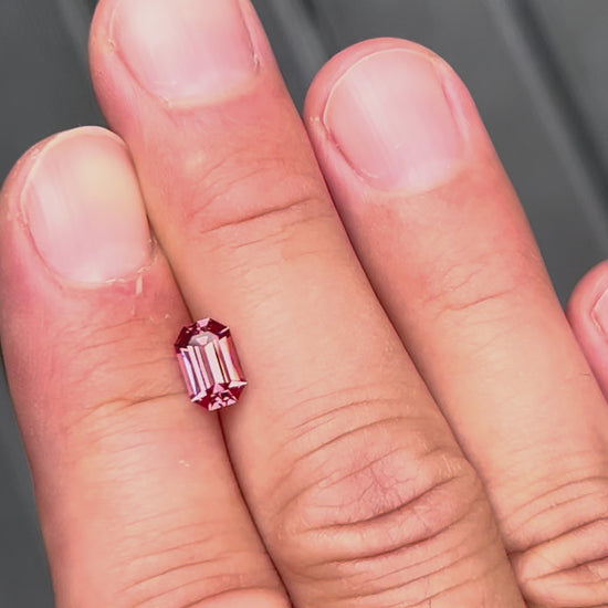 Video: Spinell 1,29 ct im Fancy Smaragdschliff in Bewegung