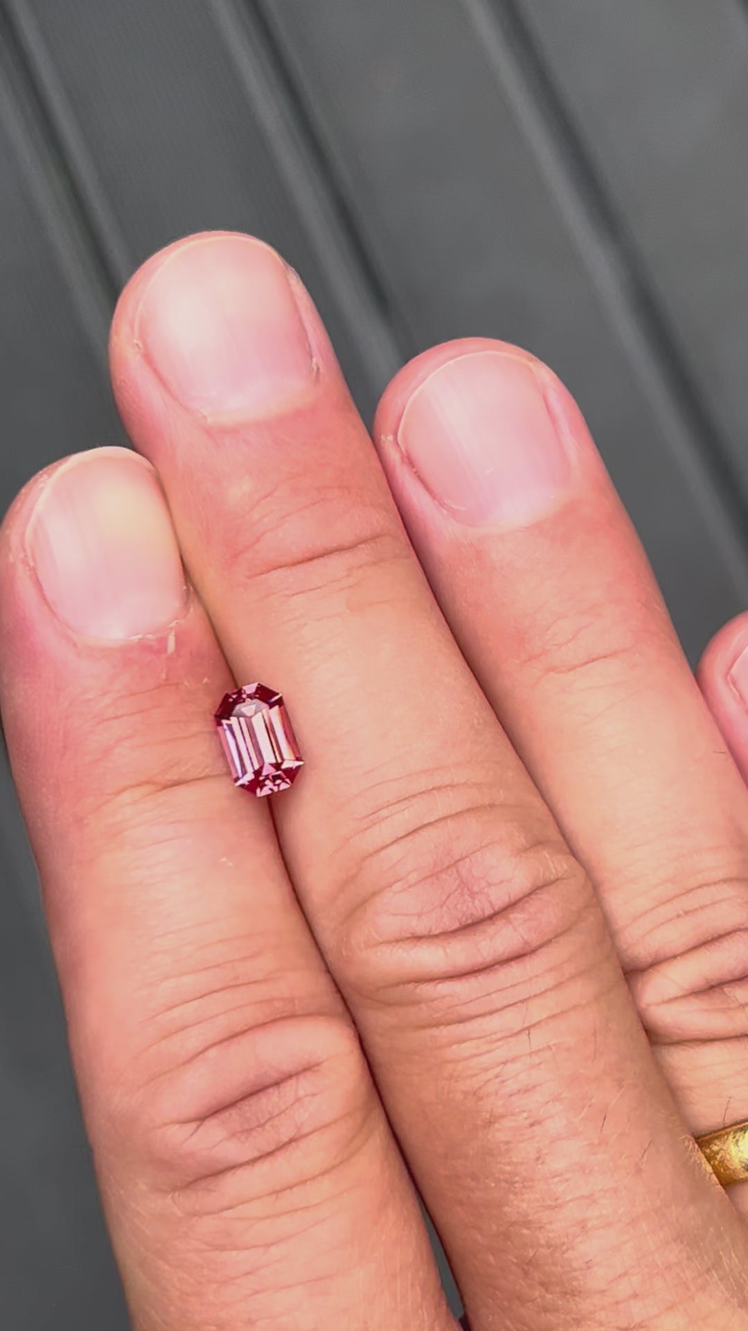 Video: Spinell 1,29 ct im Fancy Smaragdschliff in Bewegung