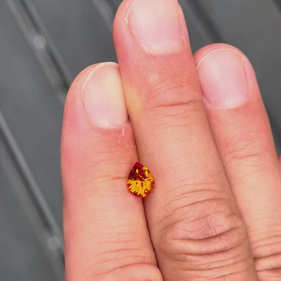 Video: Spessartin 1,31 ct im Tropfenschliff in Bewegung
