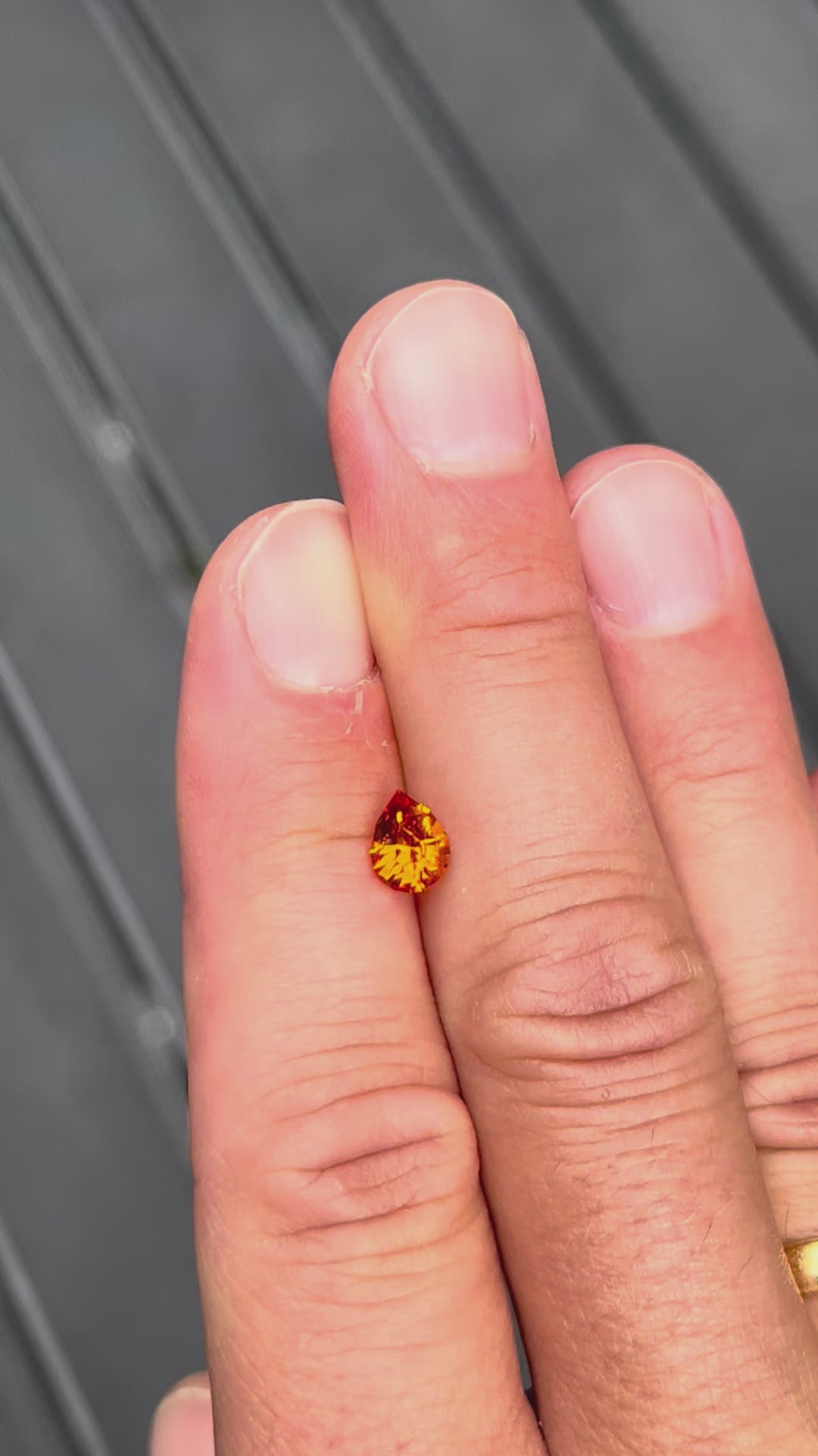 Video: Spessartin 1,31 ct im Tropfenschliff in Bewegung