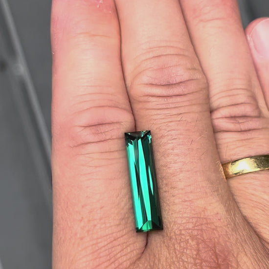 Video: Lagoon-Turmalin 8,76 ct als Fancy Baguette in Bewegung