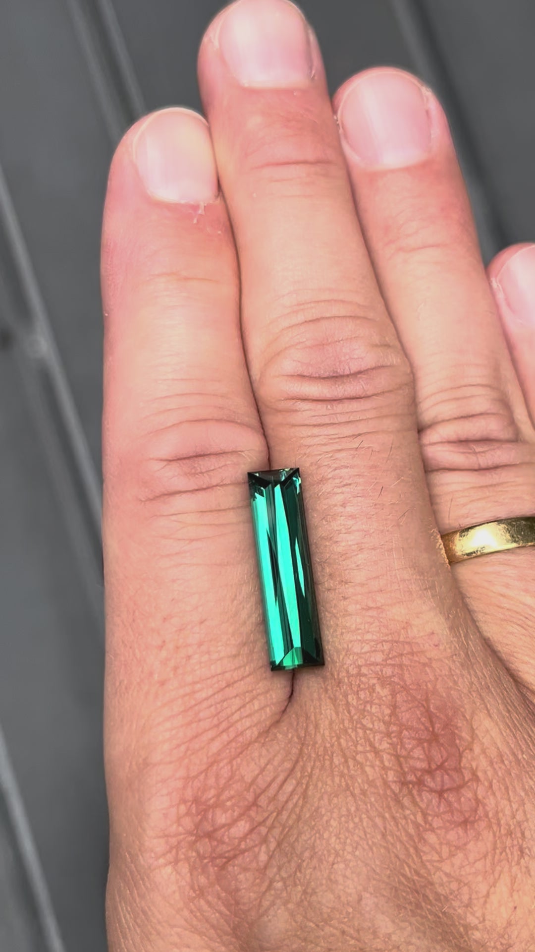 Video: Lagoon-Turmalin 8,76 ct als Fancy Baguette in Bewegung