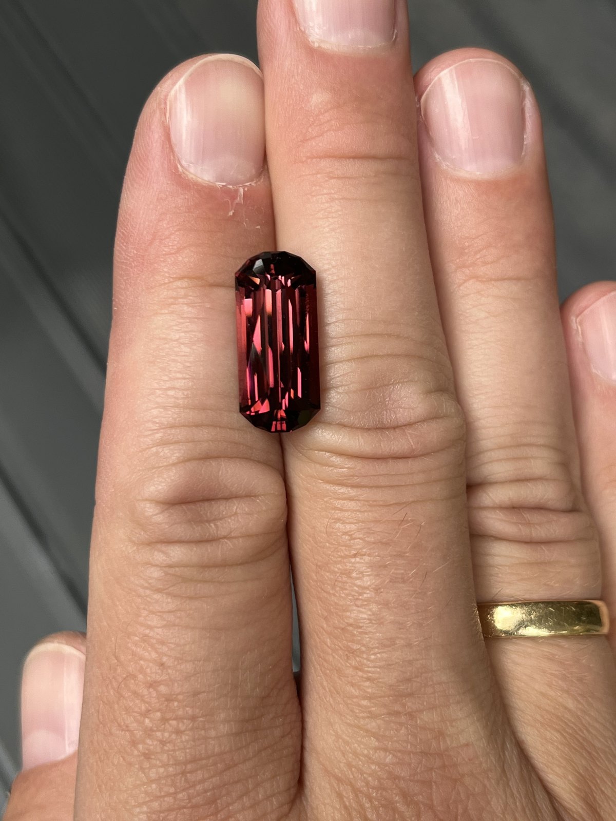 Turmalin Vinhedo 10,78 ct auf der Hand, 19,4 mm lang